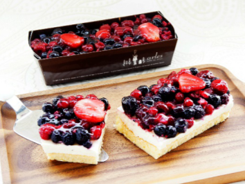 クリスマス5種のベリー贅沢レアチーズケーキ