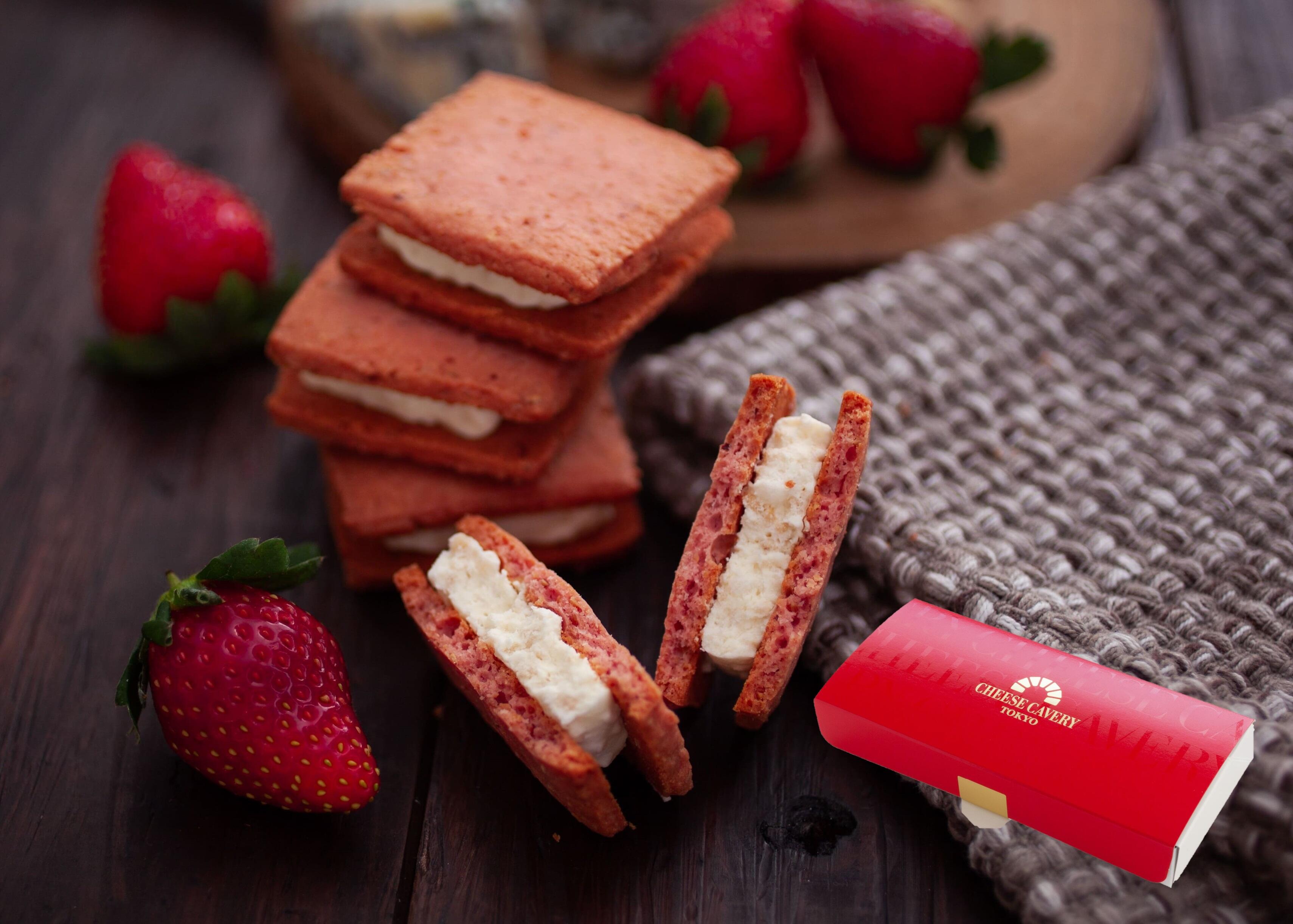 熟成チーズあまおうサンドクッキー 紙袋付